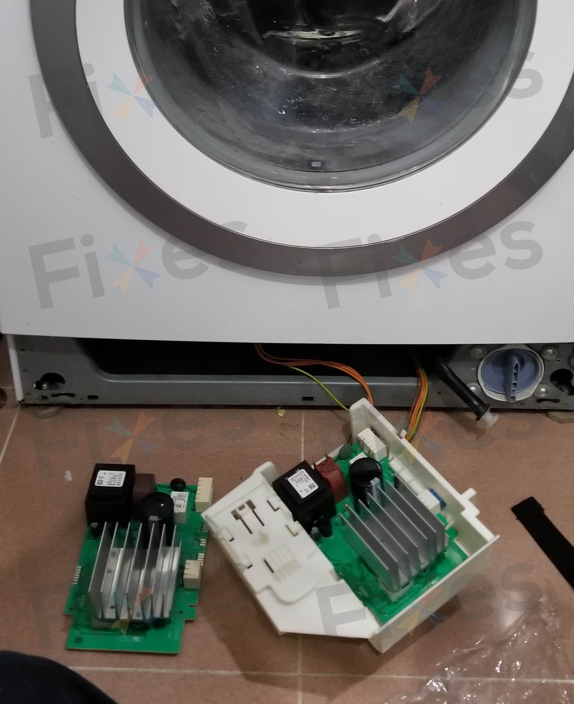 維修洗衣機：正在更換電子板變頻模塊（Siemens西門子WM14S496GB）