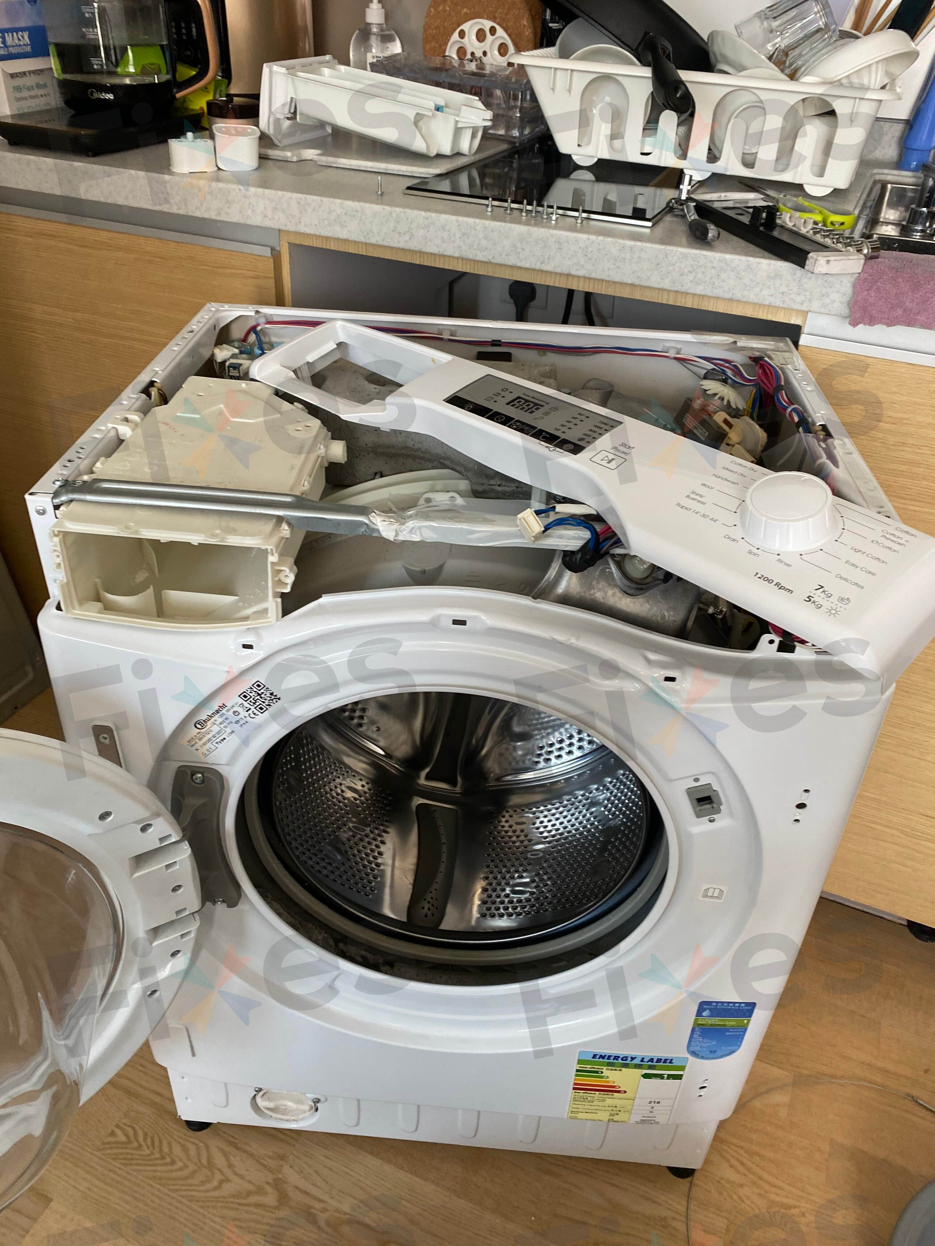 維修洗衣機：正在安裝門膠邊（Bauknecht BBKR75210）