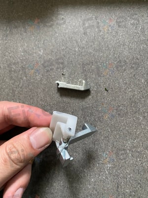 維修洗衣機：正在更換門勾（Brandt白朗牌BWF5712A）
