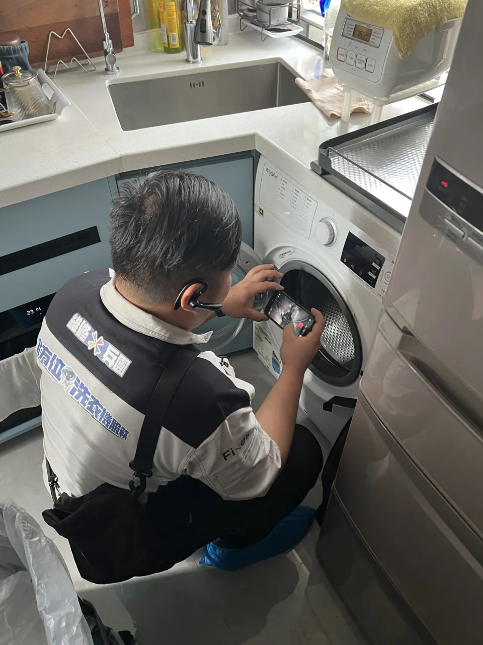 師傅上門檢查前置式洗衣機