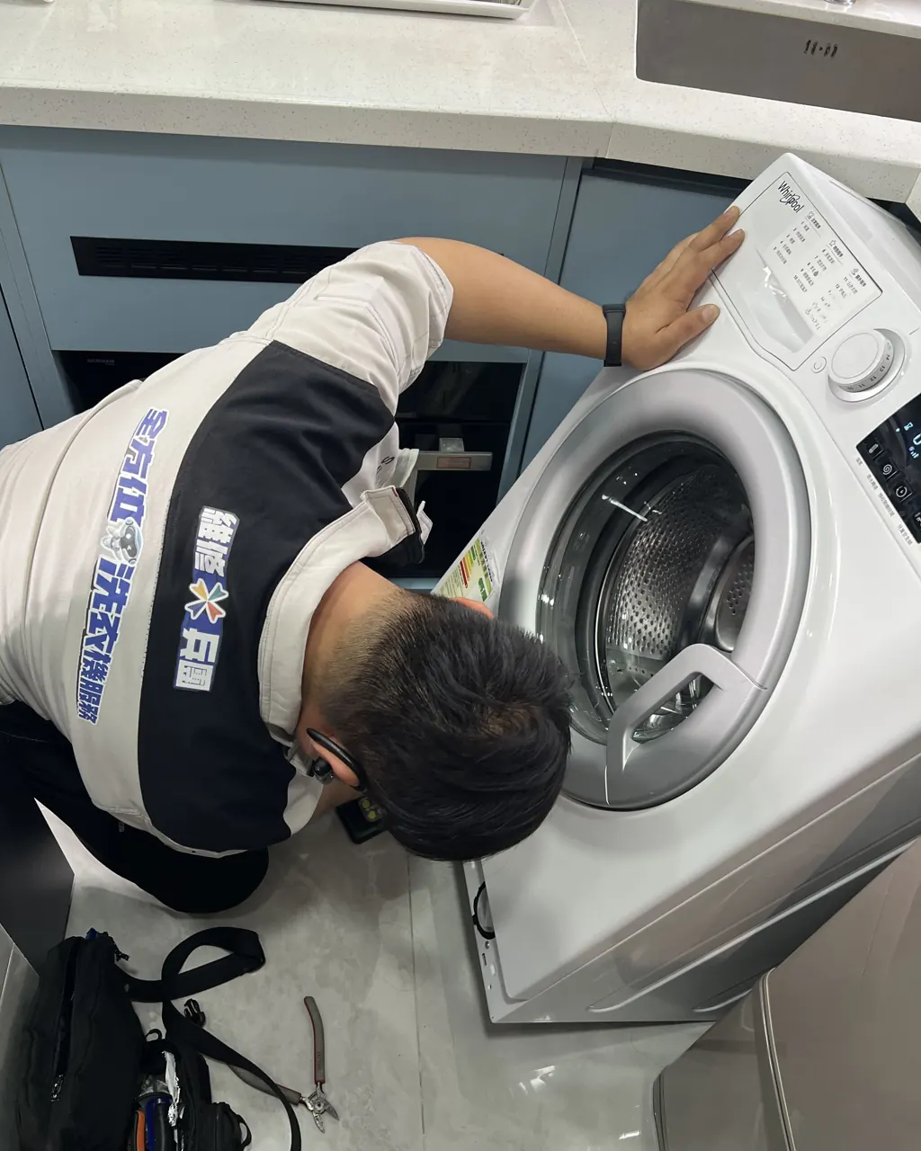 師傅睇洗衣機內桶