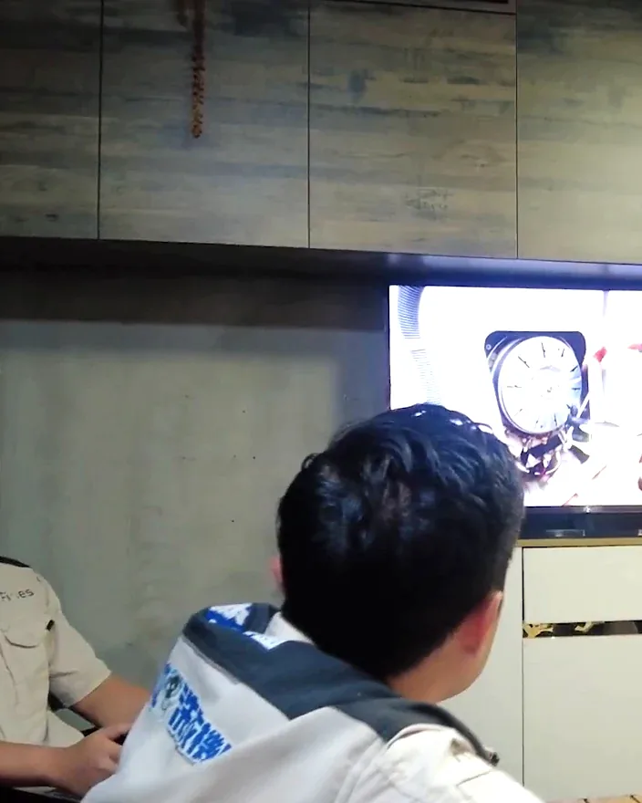 師傅喺培訓室睇教學片