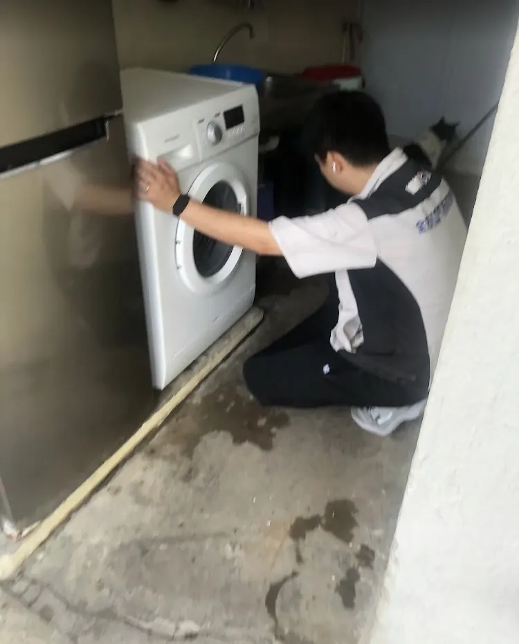 師傅上門檢查前置式洗衣機